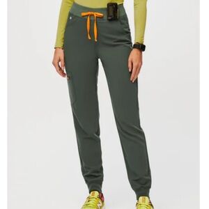 Figs Women’s High Waisted Zamora 2.0 Jogger Scrub Pants - 2XL - Petite / Moss
